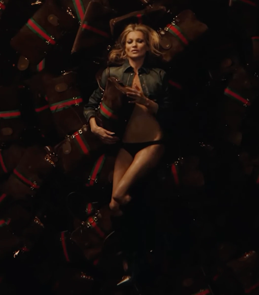 Кейт Мосс з у трусиках з голим животом полежала на сумках