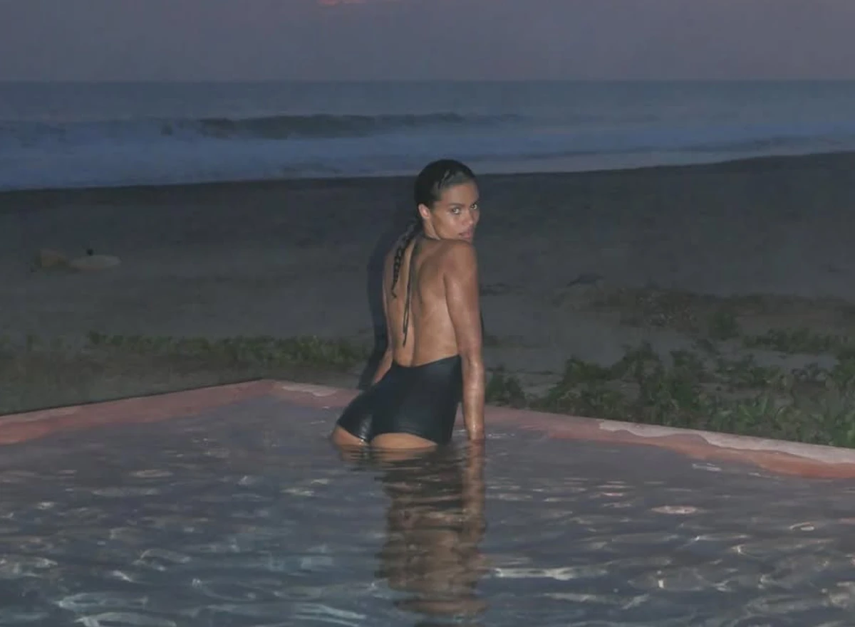 Ексдружина Венсана Касселя засвітила голу спину у купальнику