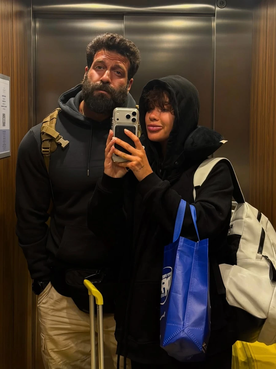 Lida Lee і Даніель Салем попозували у ліфті для милого фото