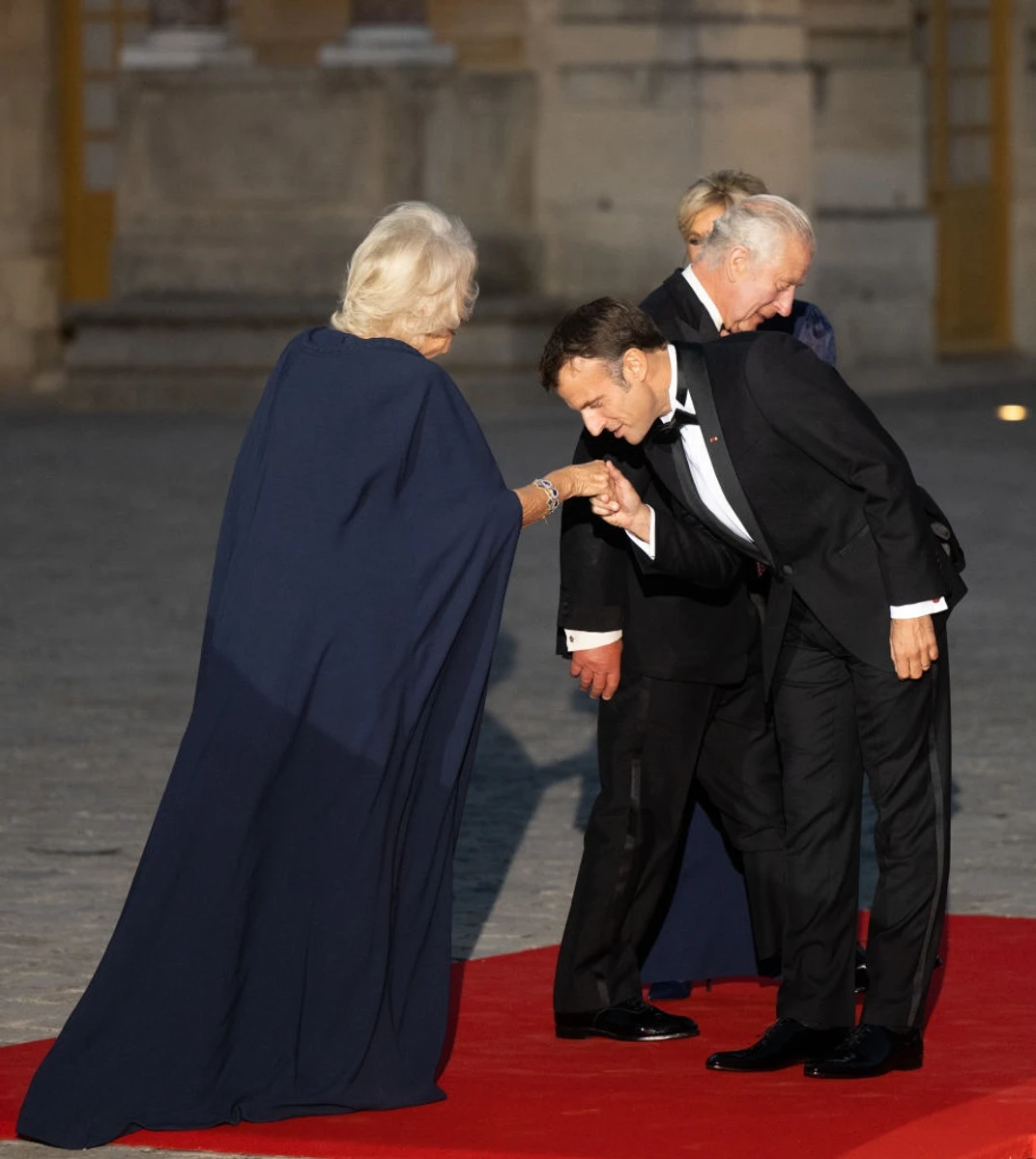 Мадам, дозвольте вашу ручку