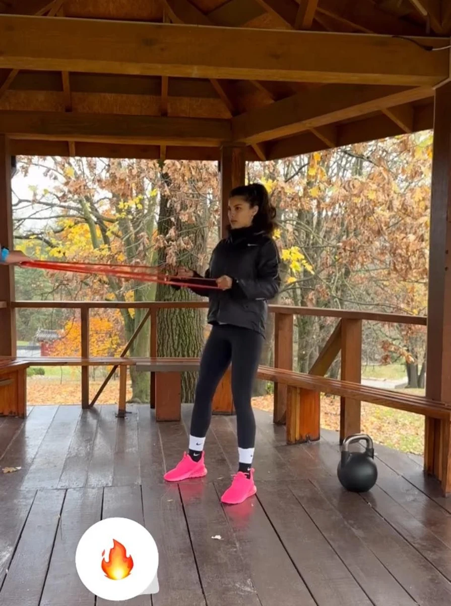 Мішель займається під контролем тренера 