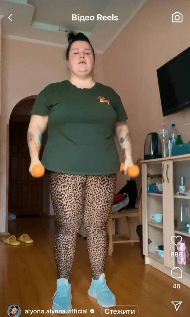 32-річна Альона робить вправи з гантелями (вагою 3 кг)