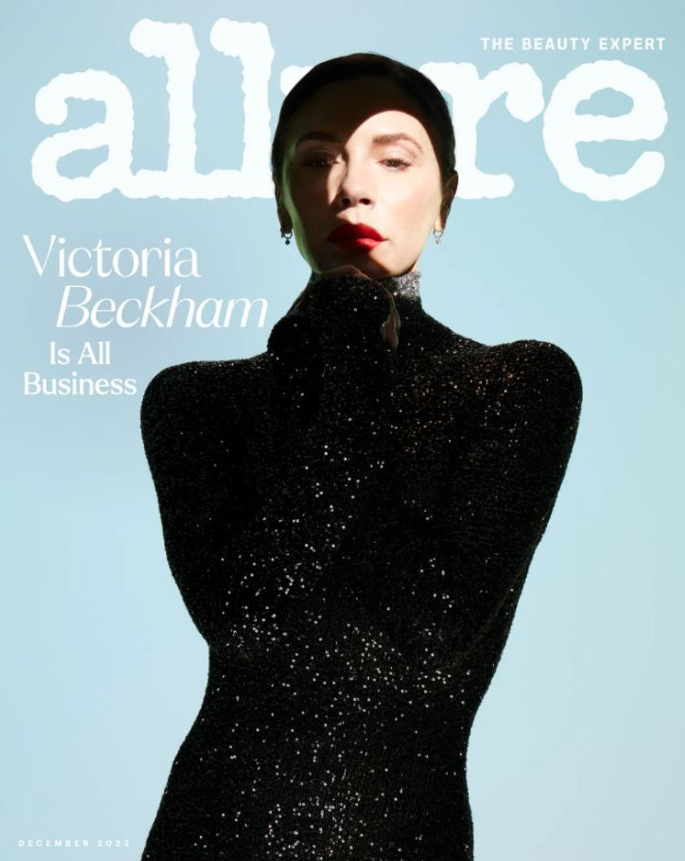 Для фото на обкладинку Вікторія надягла сукню від Balenciaga