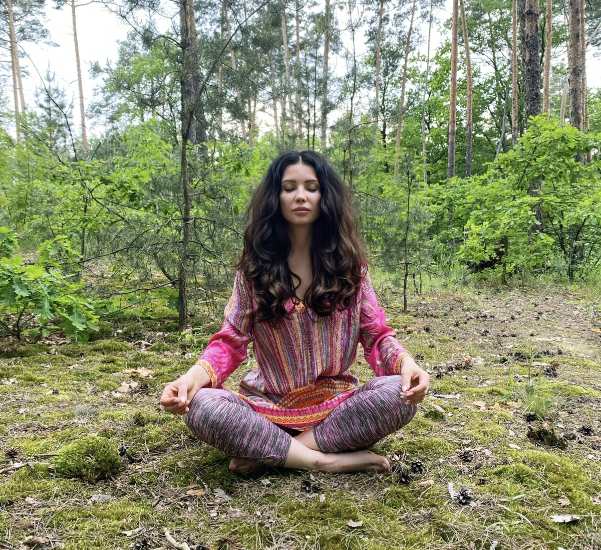 Наталія з бойфрендом і двома собаками живе за містом коло лісу і часто гуляє в ньому та медитує 