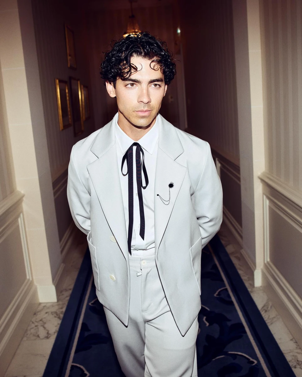 Джо Джонасу закидають роман з Демі Мур