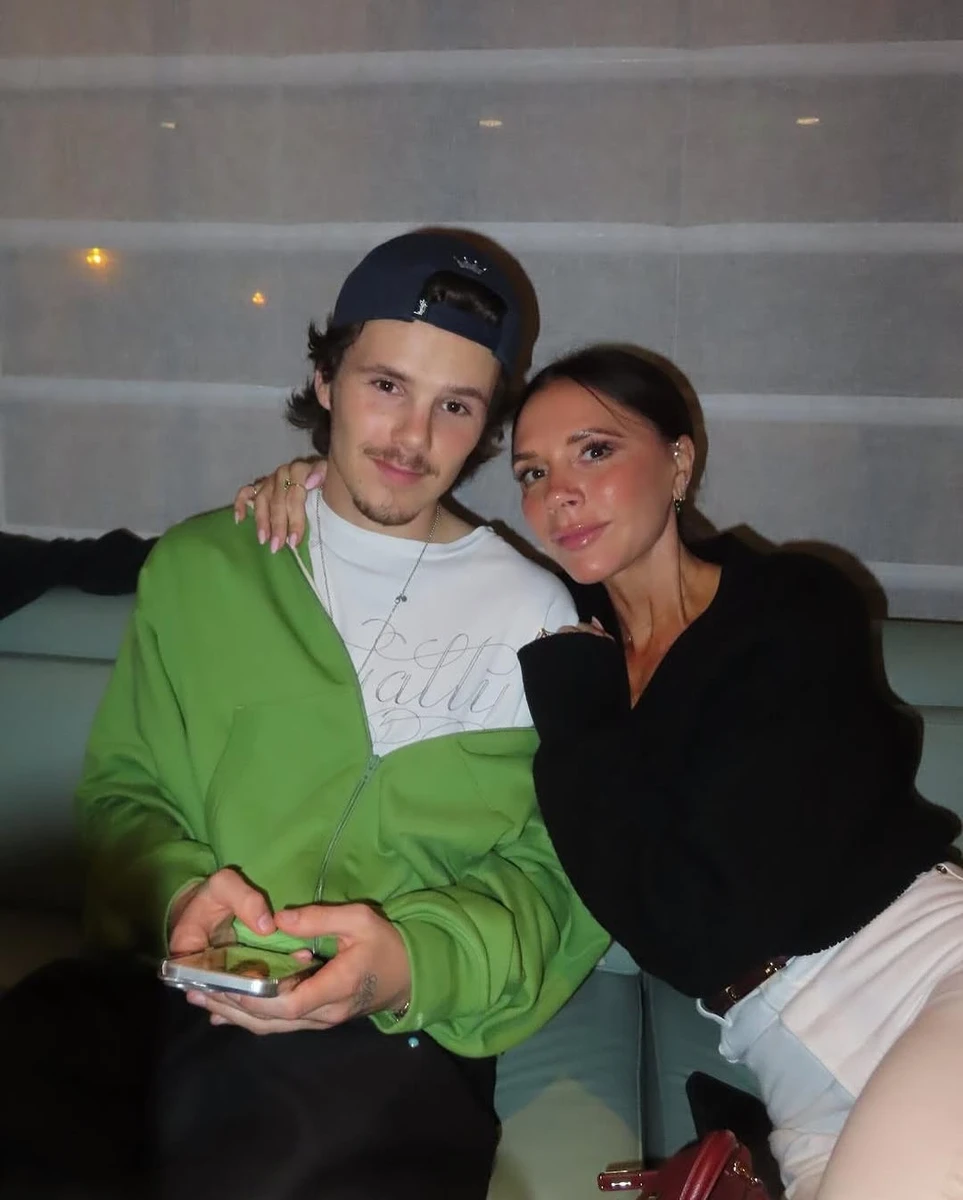 Вікторія Бекхем усміхається поруч з молодшим сином