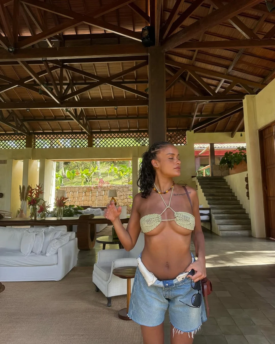 Дівчина Касселя випнула груди для нових фото