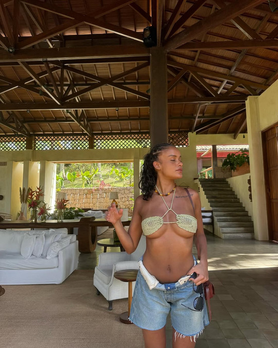 Дівчина Касселя випнула груди для нових фото