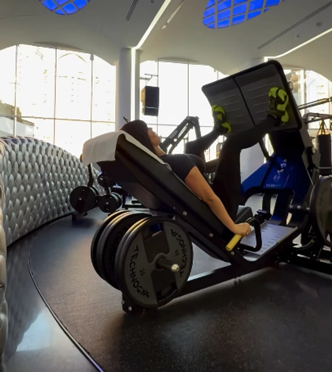 Даша Астаф'єва продемонструвала, як качається в залі