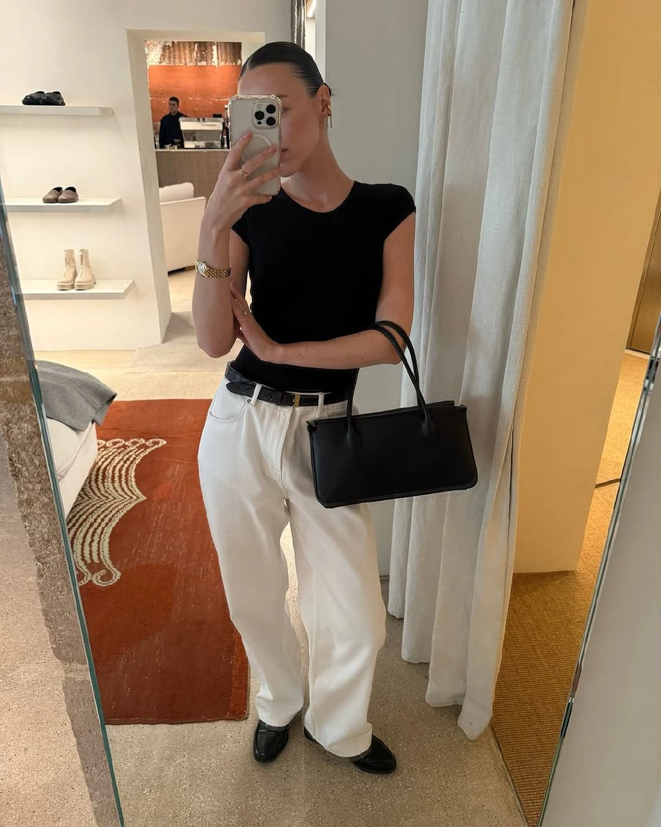 Френдій у Парижі попозувала в кежуалі