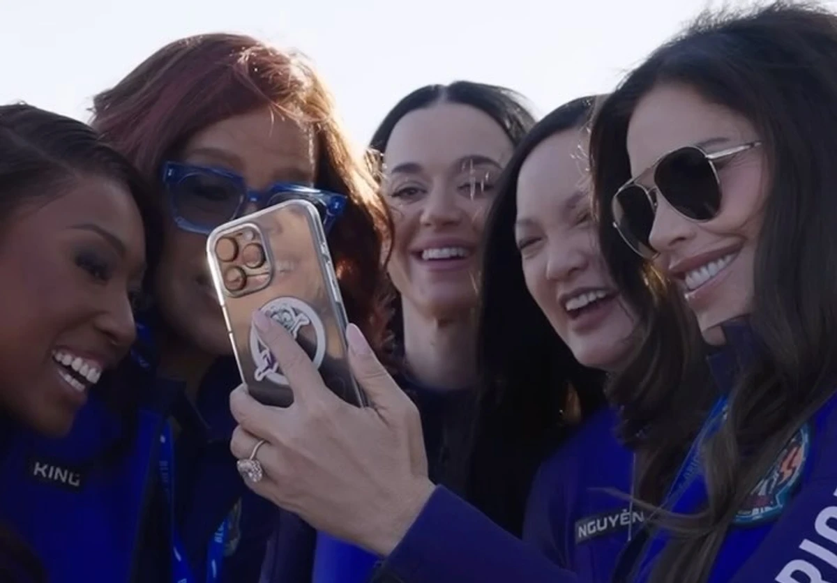 Лорен Санчес з дівчатами готується до польоту у космос