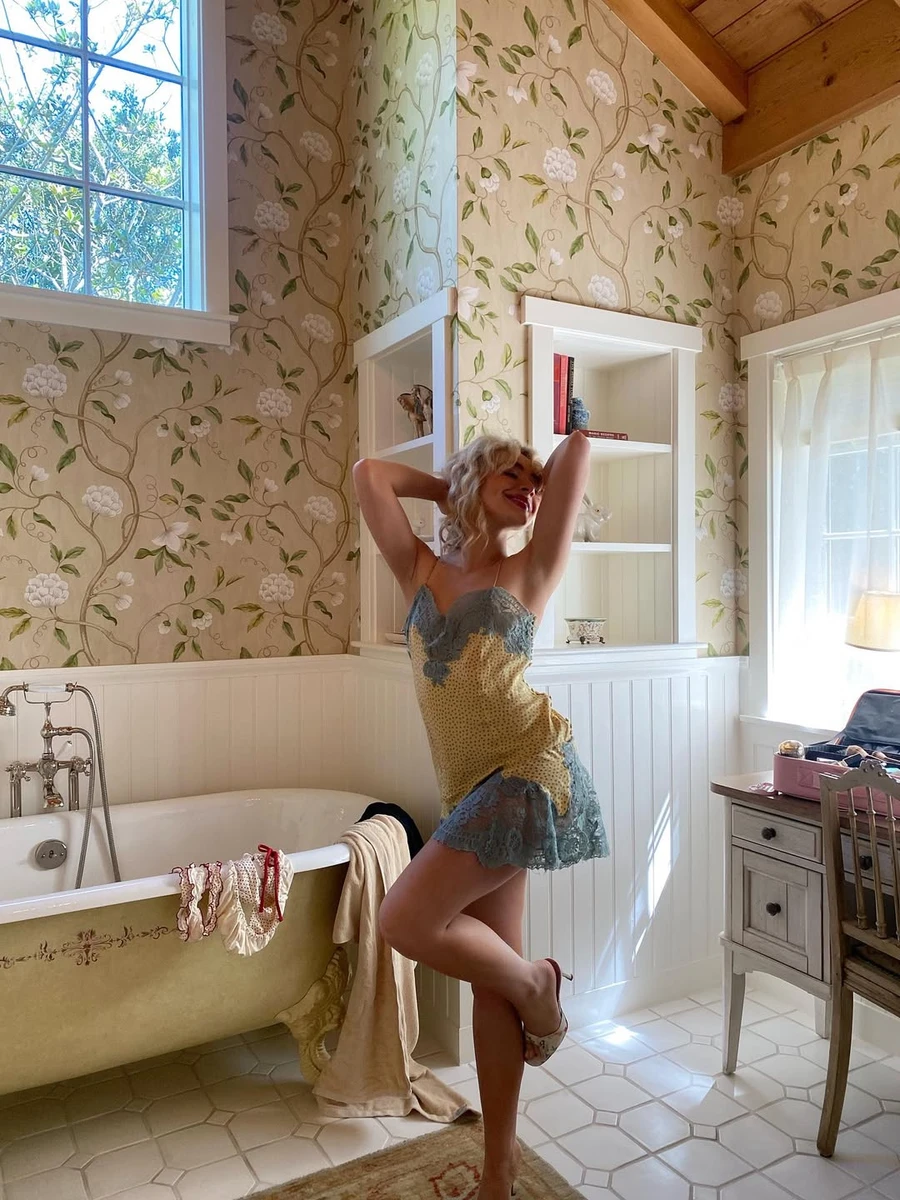 Сабріна Карпентер у міні з мережива повигиналась у ванній