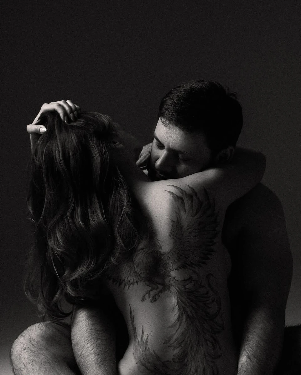 Саша Бо голою посиділа біля чоловіка