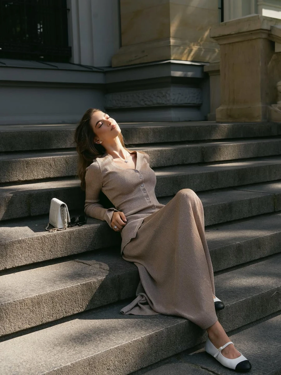 Сара Кіперман у пісочному костюмі