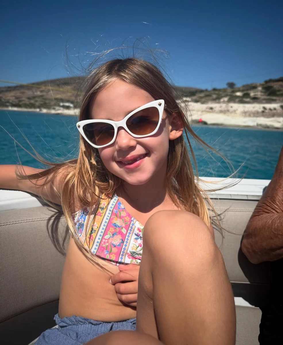 Кейт Хадсон показала єдину дочку на морському відпочинку в Греції