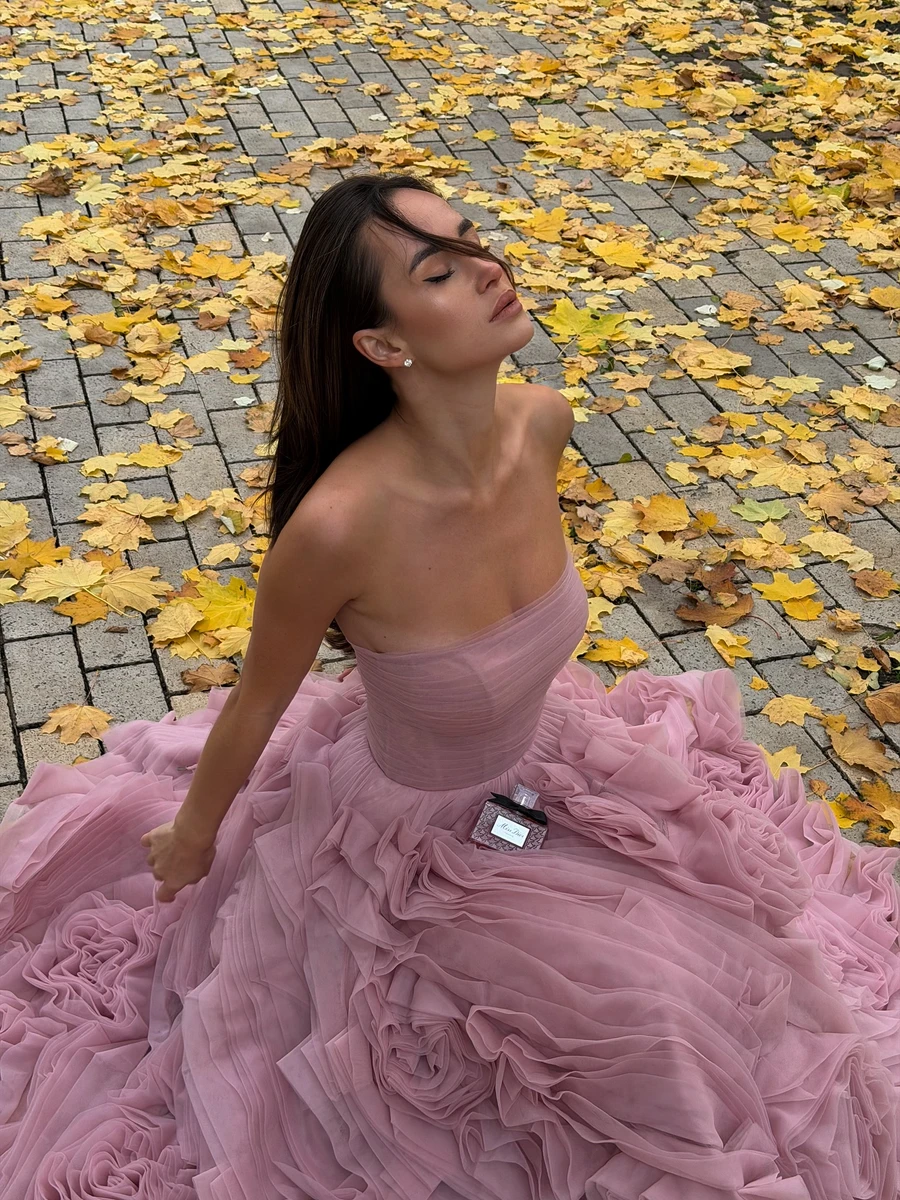 Таня Парфільєва позує в рожевій сукні