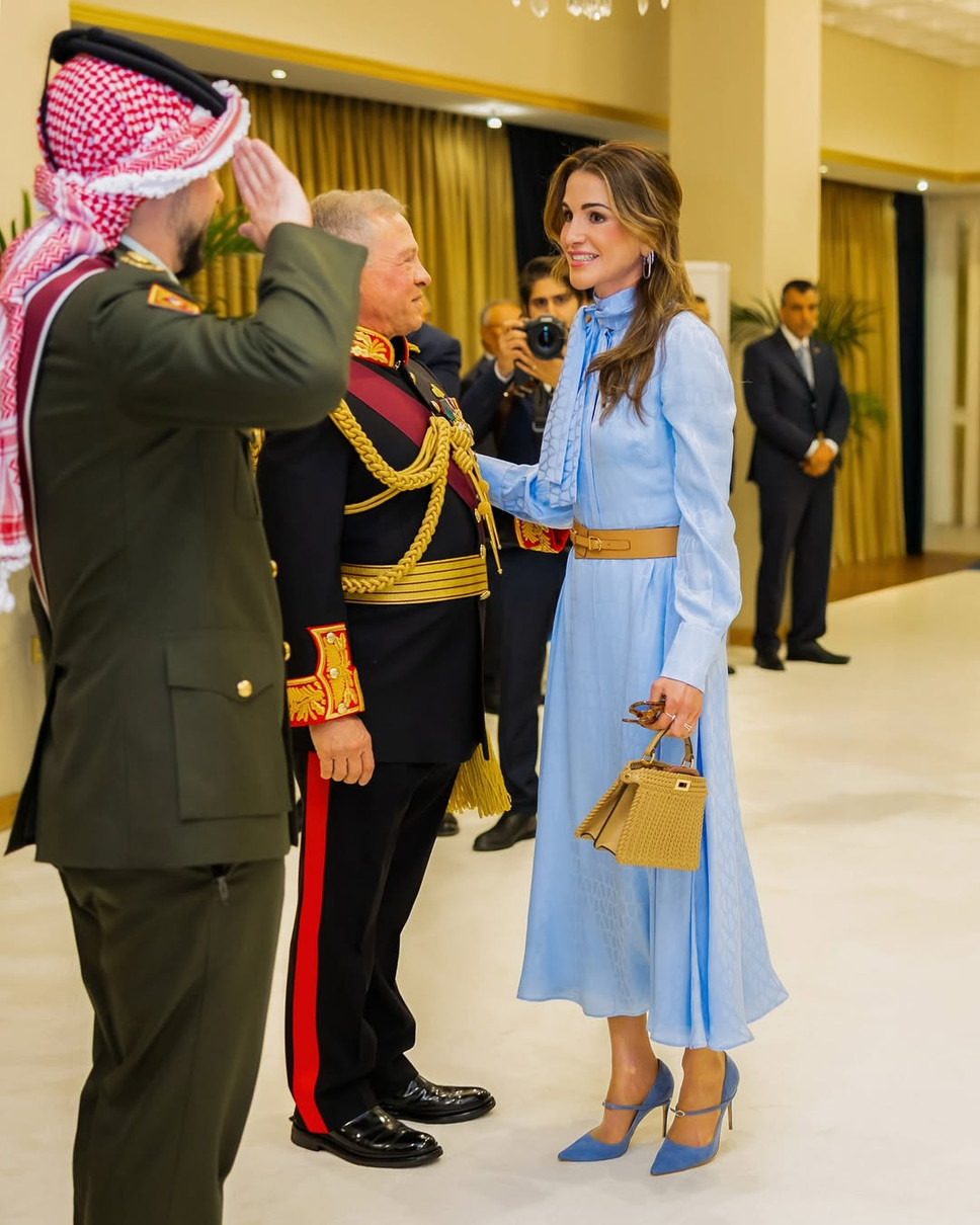 Королева Ранія у блакитній сукні попозувала поруч з чоловіком і сином на заході