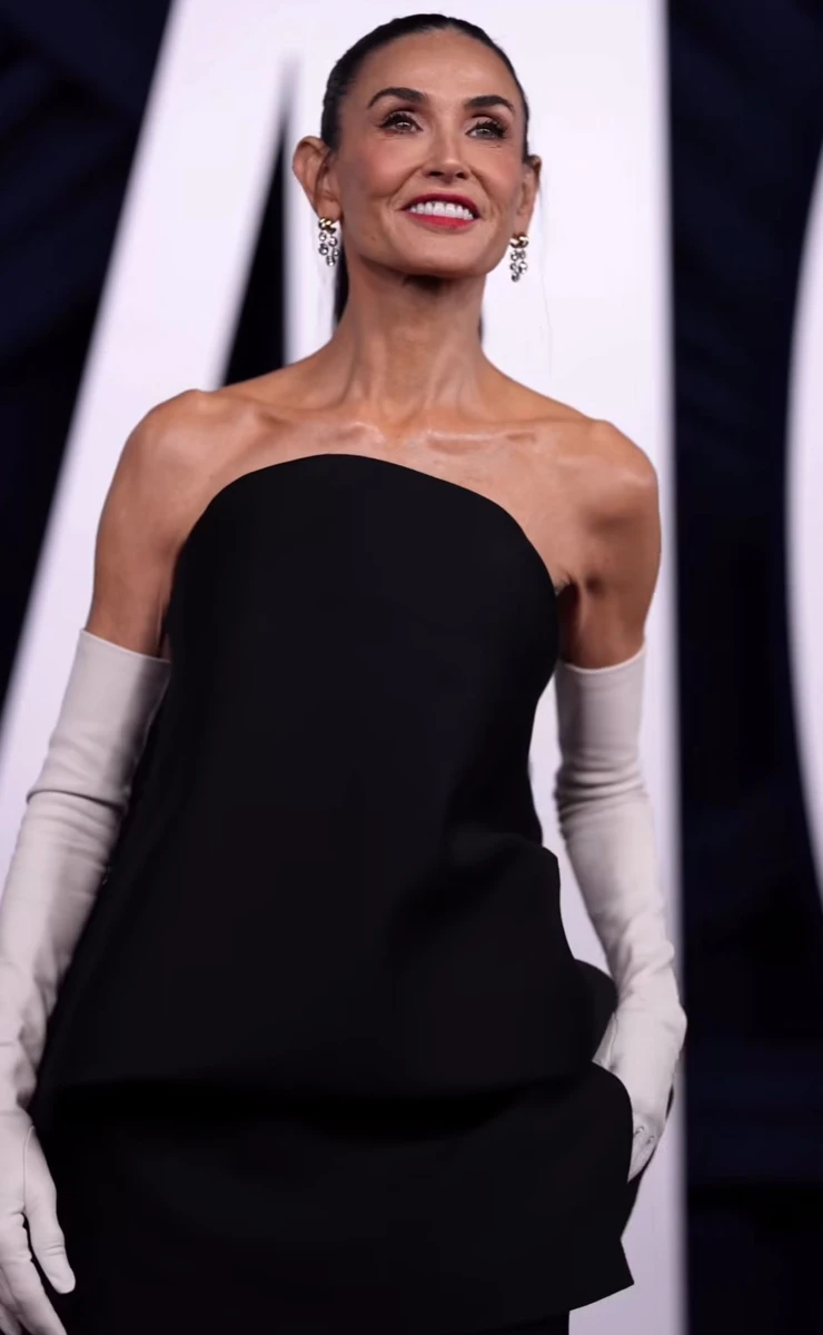 Демі Мур з незвичною зачіскою та голими плечима попозувала на хіднику