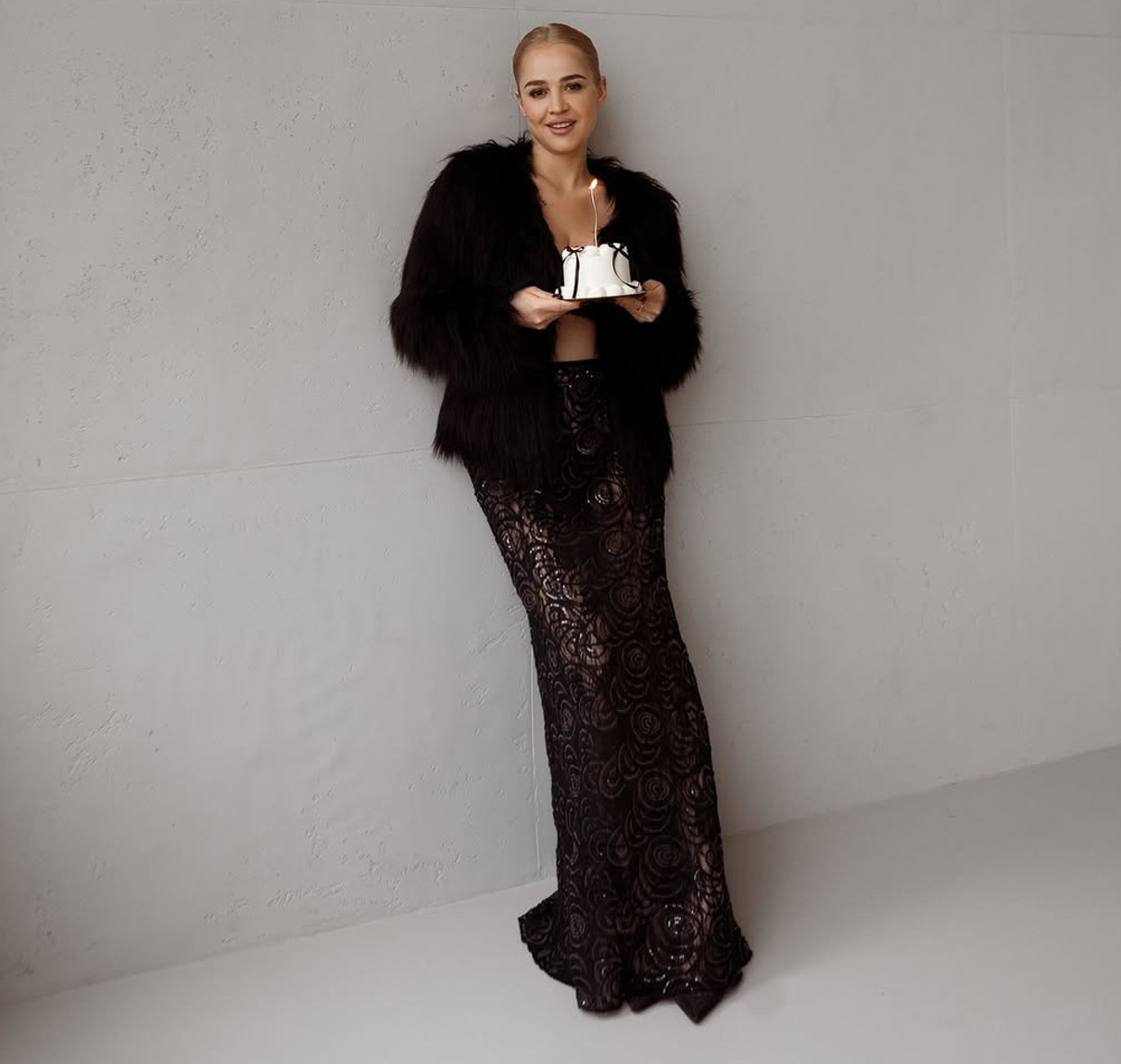 Переможниця Холостяк-13 Інна Бєлєнь показала вагітні фото в прозорій спідниці