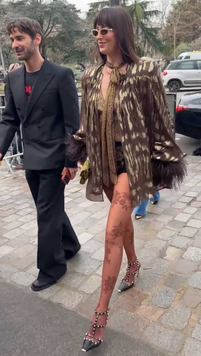 Дакота Джонсон вигуляла куці шорти на показ мод у Парижі