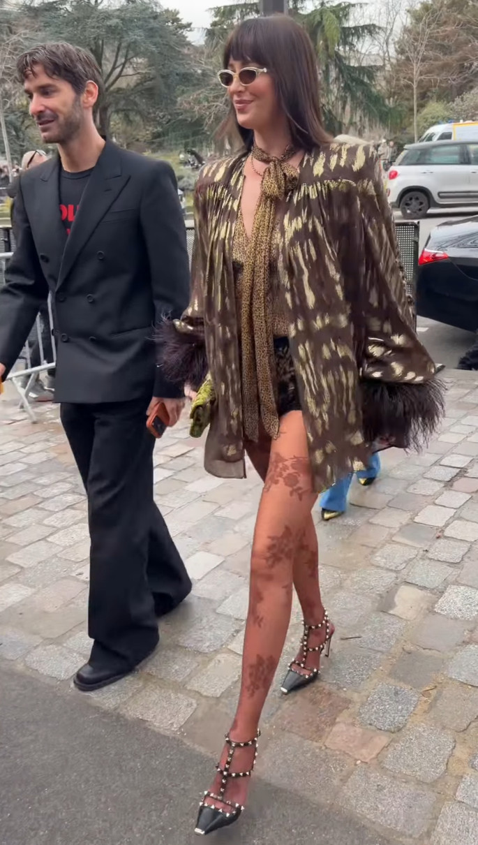 Дакота Джонсон вигуляла куці шорти на показ мод у Парижі