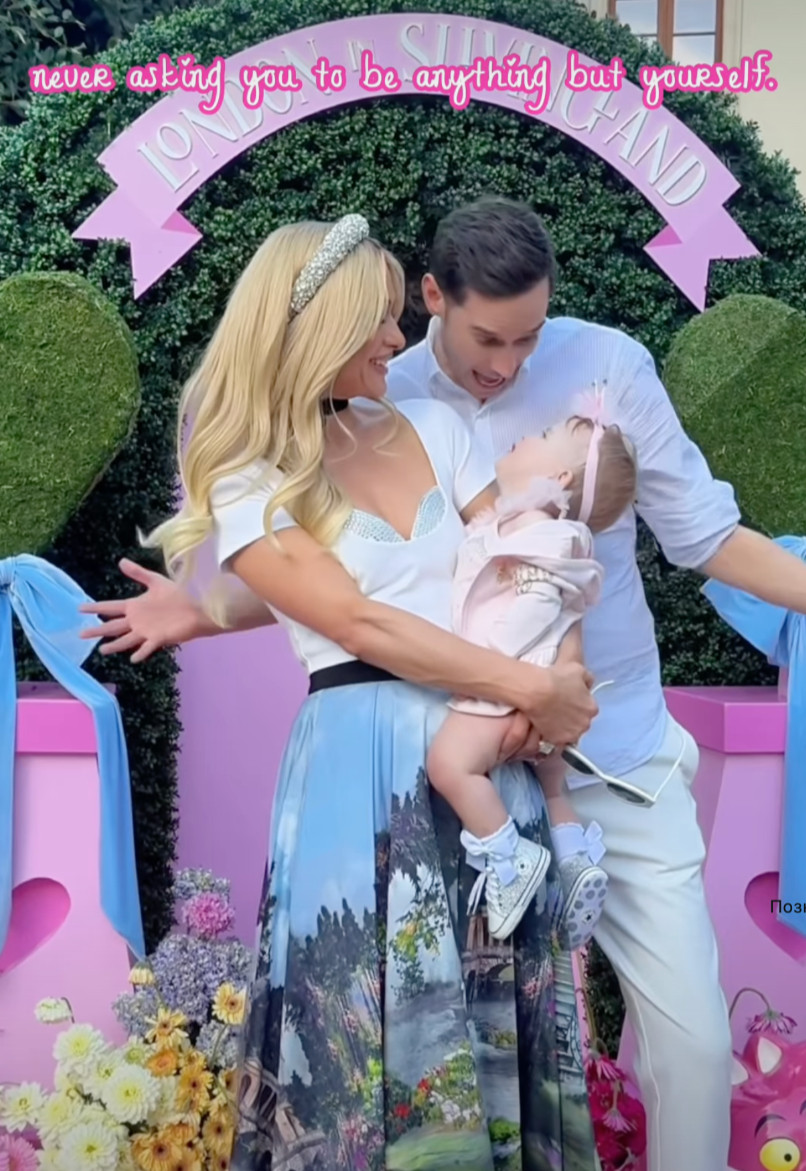 Періс Хілтон показала милі сімейні фото з чоловіком і дочкою