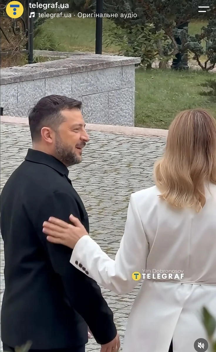Олена ніжно торкалася чоловіка, а він посміхався у відповідь