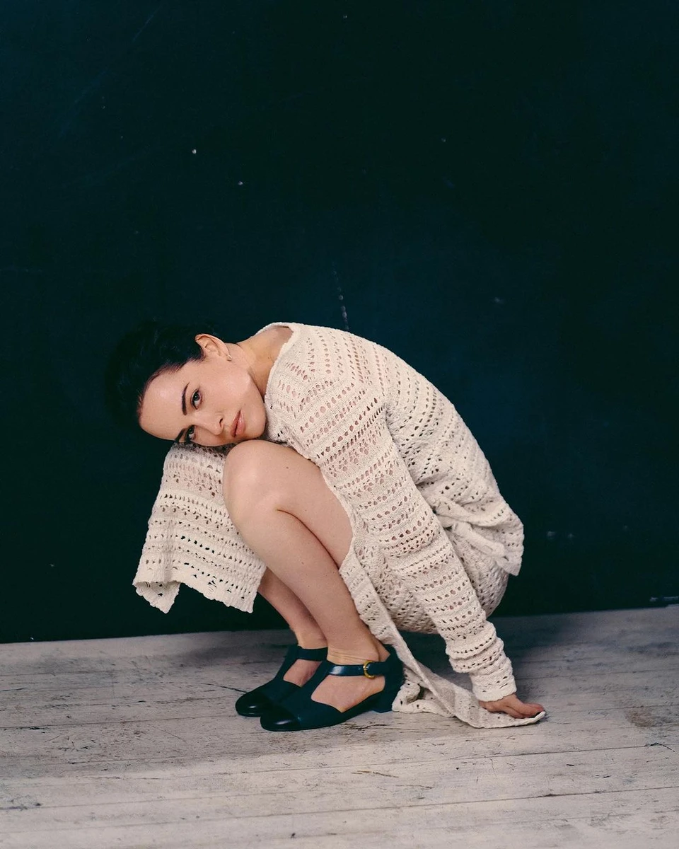 Нині 38-річна Даша перебуває у щасливих стосунках, але не каже з ким саме