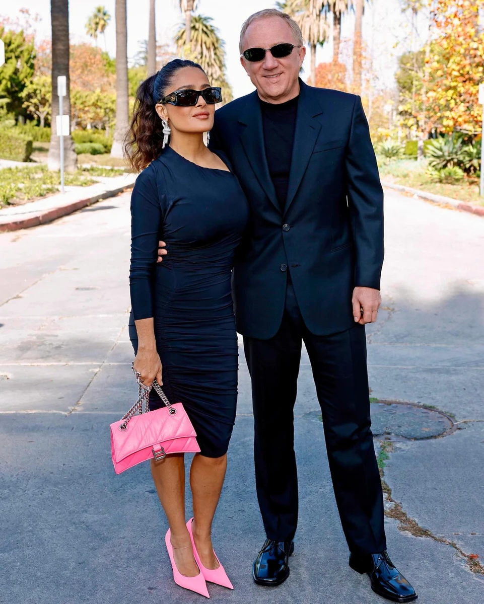 Франсуа-Анрі пригорнув дружину для фото