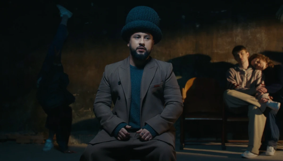 Артист прочитав вірш та заспівав нову композицію