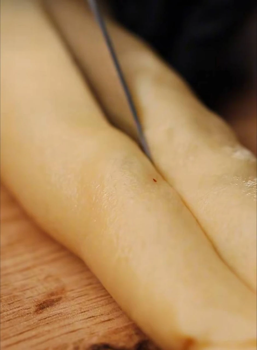 Розділяємо на частини, розкачуємо, змащуємо маслом, додаємо родзинки та формуємо