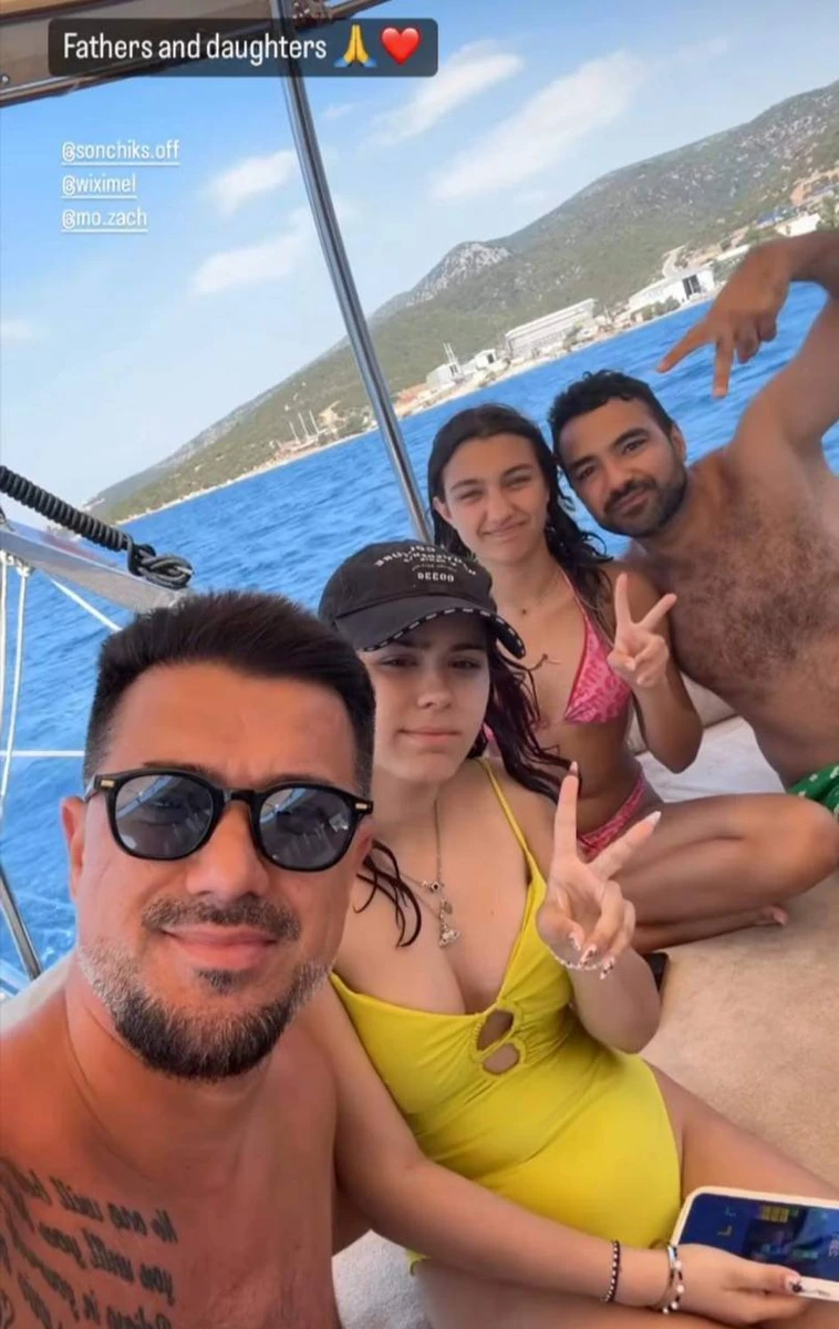 На тусовку зібралася ціла компанія