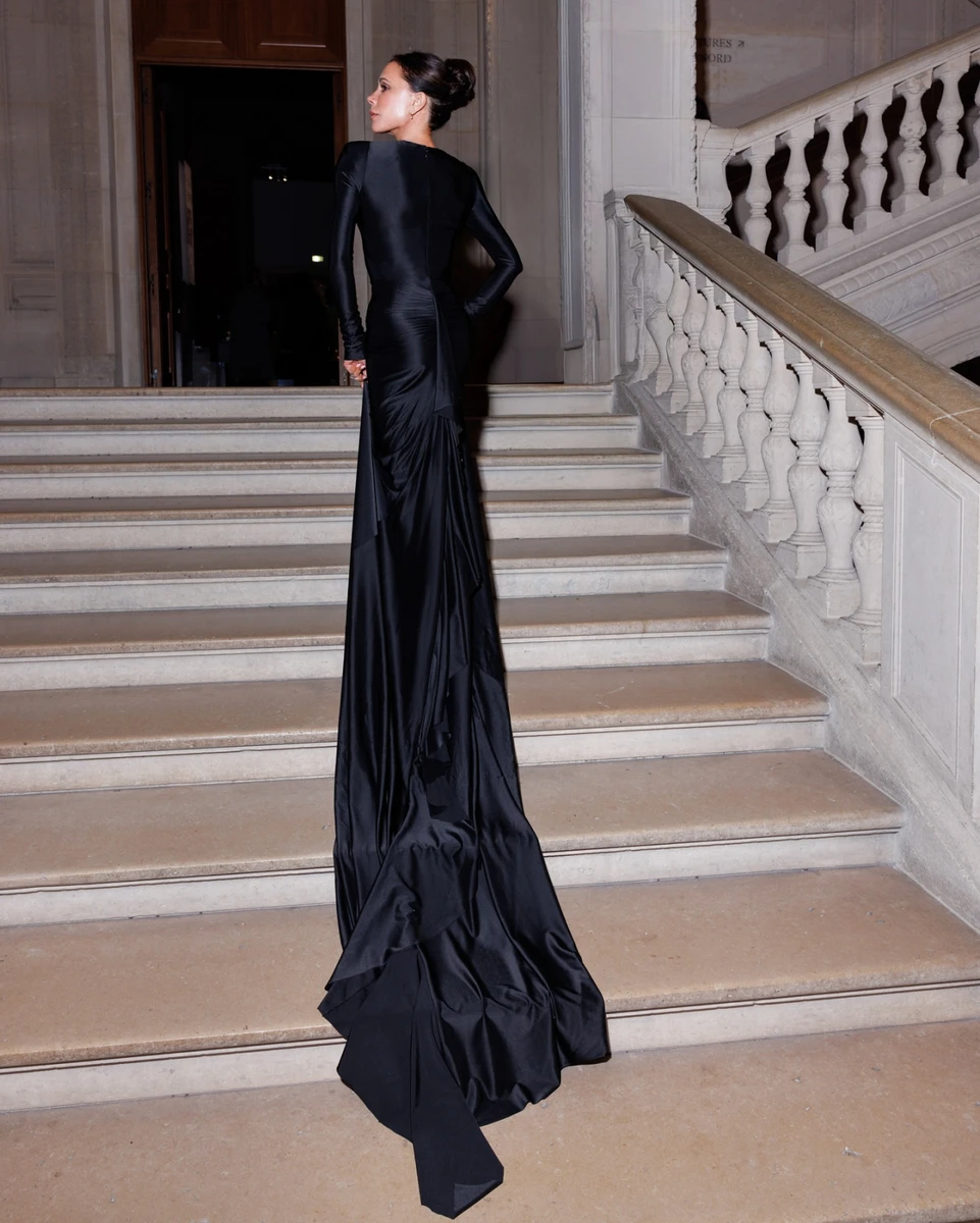 Вікторія Бекхем у чорній вечірній сукні