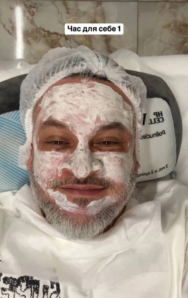 Ектор у масці у косметолога