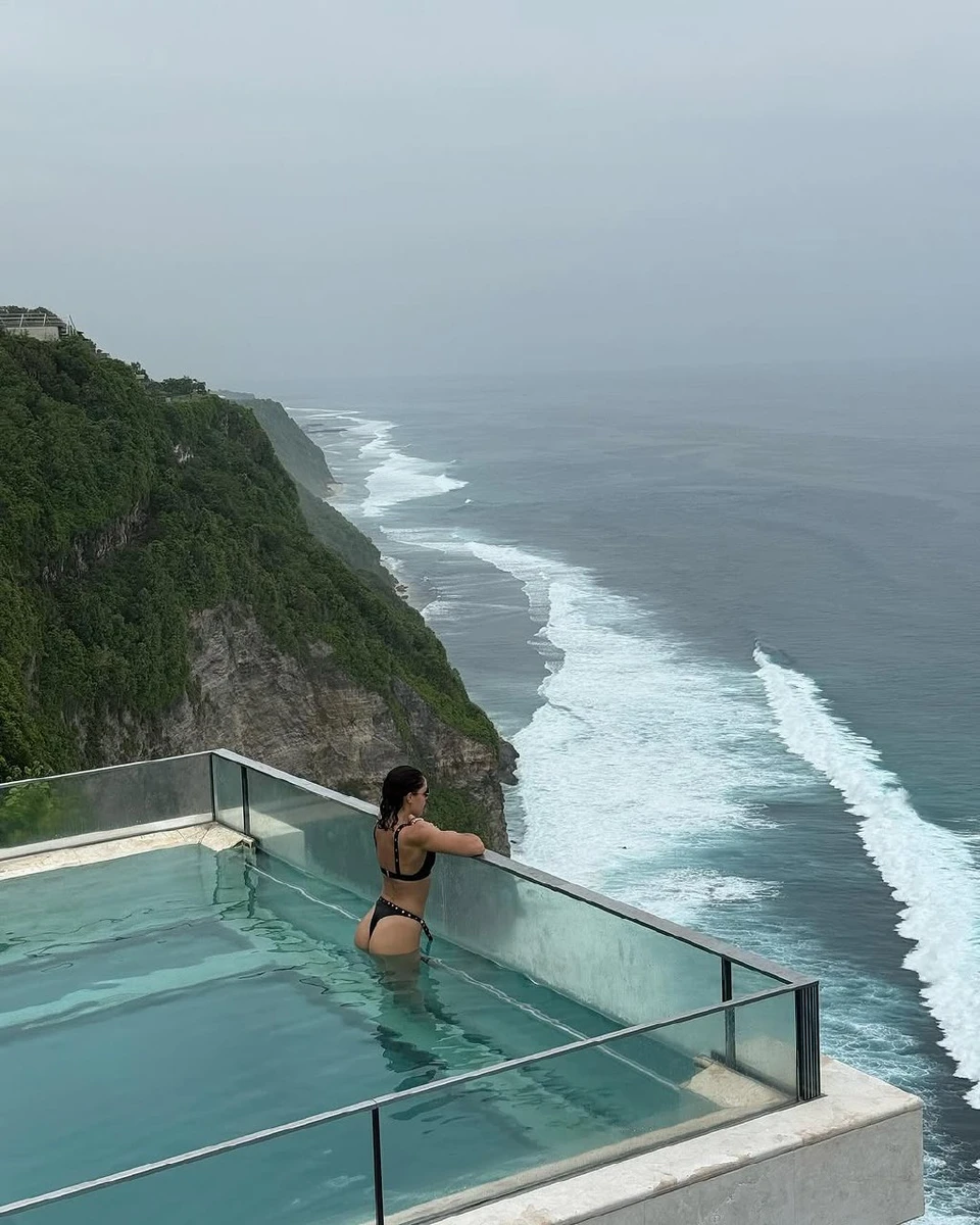 Ексдружина Богдана у басейні посвітила сідницями