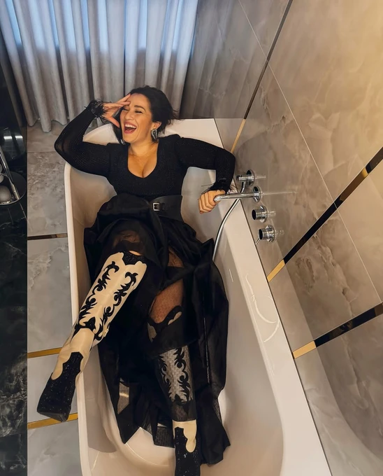 Наталка Карпа у вечірній сукні розляглась у ванній