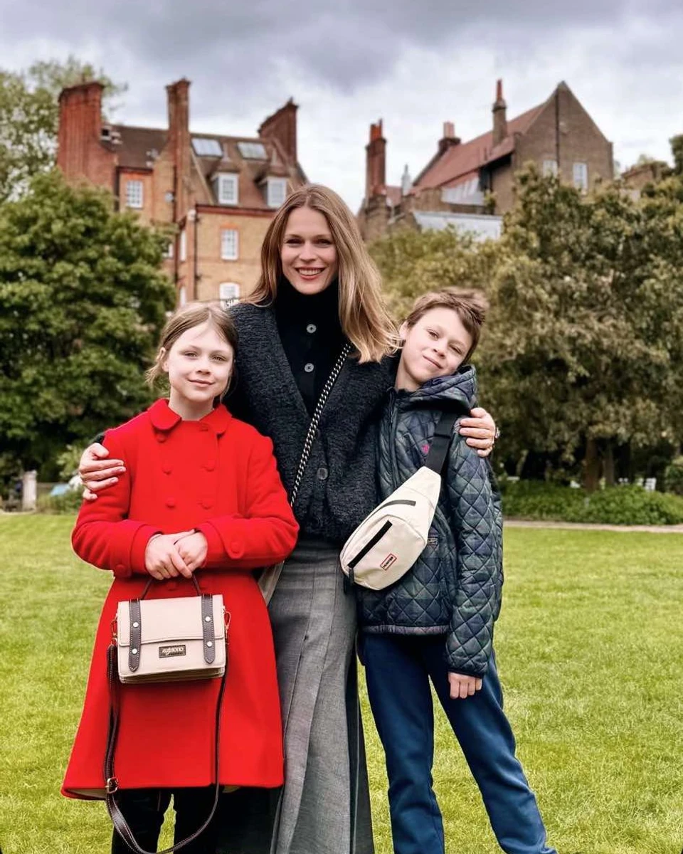 Оля Фреймут з сином і дочкою