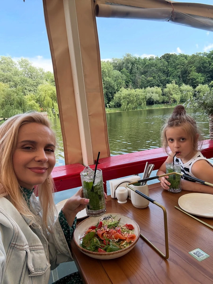 Лілія Ребрик показалася в ресторані з дочкою на тлі води