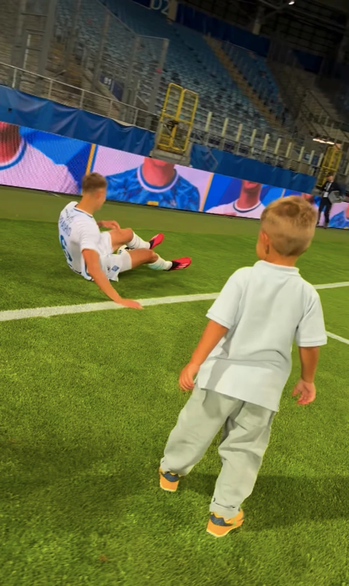 Володимир Бражко розважився з синочком Даші Квіткової на полі