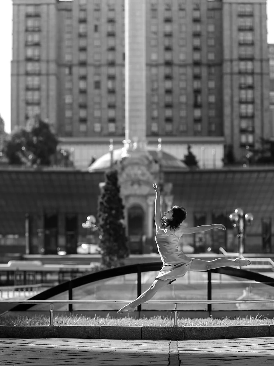 Ілона Гвоздьова босоніж потанцювала в центрі Києва