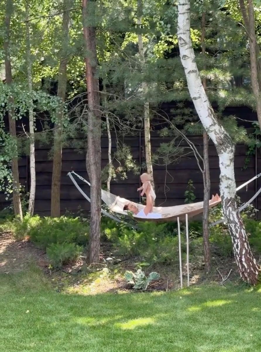 Дружина Остапчука показала, в який великий будинок вони переїхали