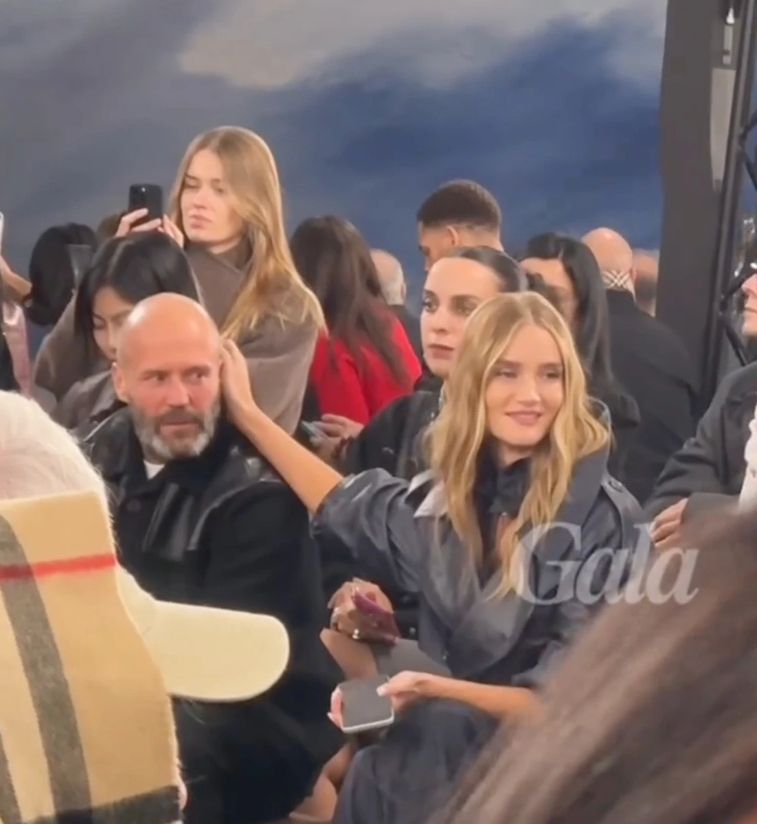 Джейсон Стейтем замилував ніжностями з нареченою на заході