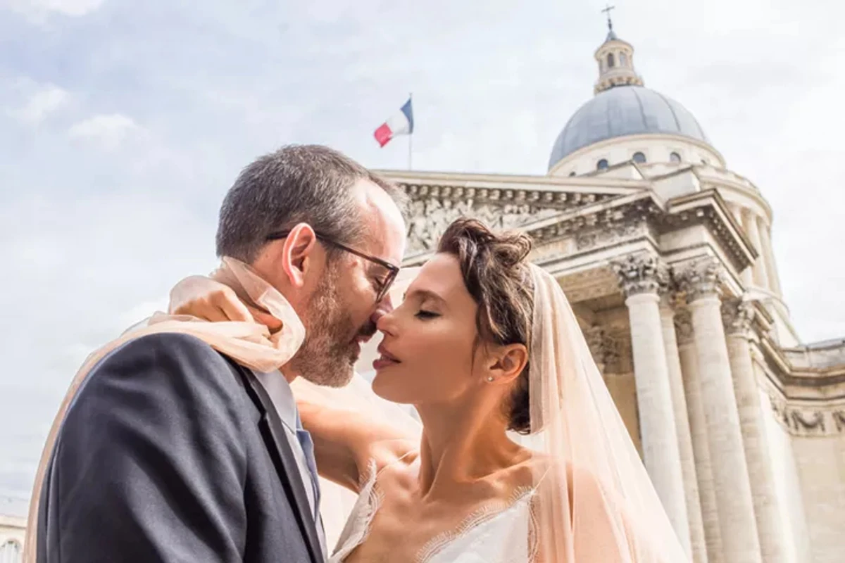 Ірена Карпа цілується зі своїм чоловіком