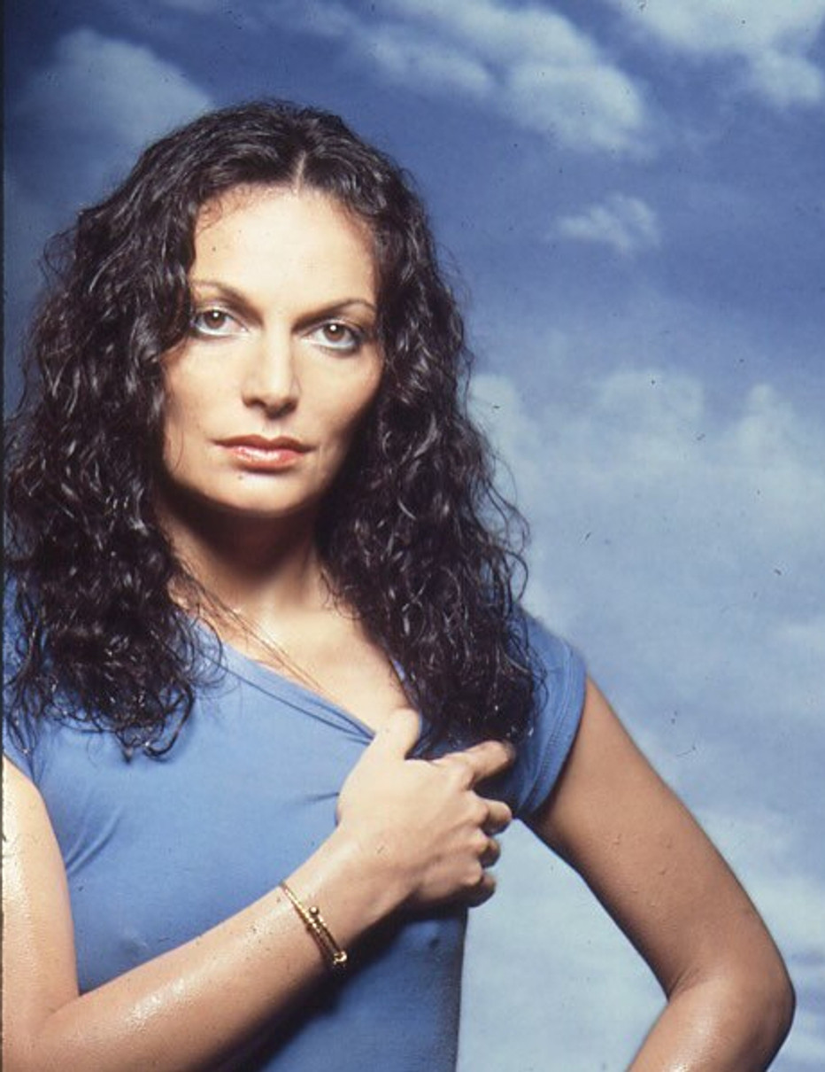 Діана фон Фюрстенберг у молодості на тлі неба