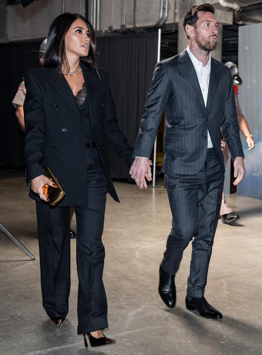 Ліонель Мессі з дружиною у костюмі попозував за руку на івенті