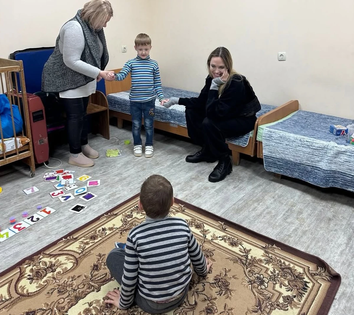 Анджеліна Джолі показалася з українськими дітьми