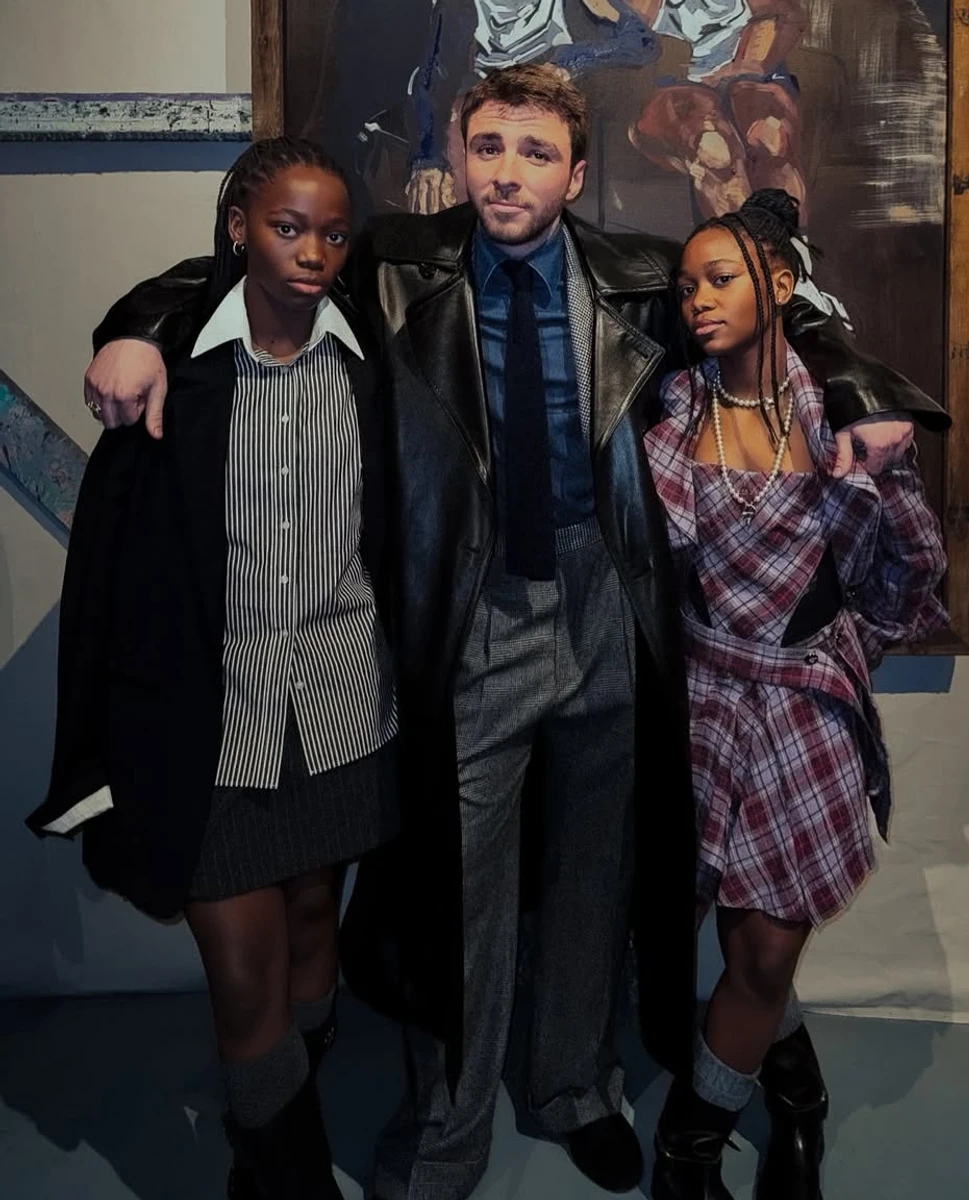 Син Мадонни попозував із сестрами на своїй виставці