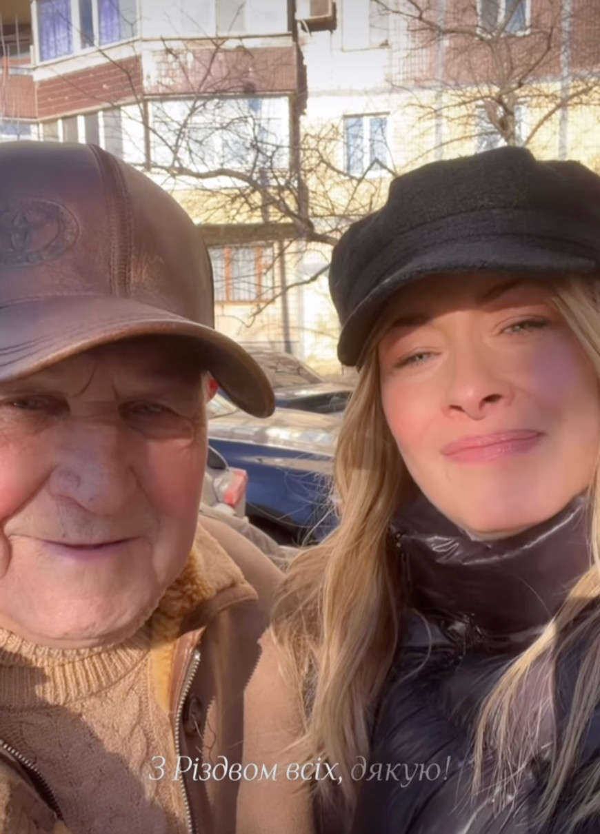 Олена Кравець попозувала з татом на Різдво та привітала українців