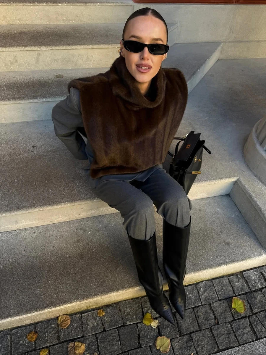 Дівчина у високих чоботах