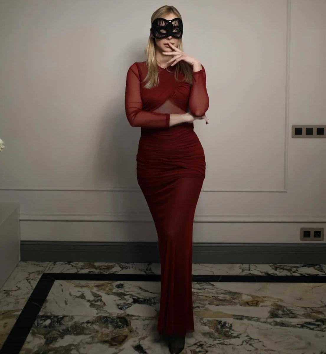 Даша Трегубова в масці та обтислій сукні посвітила тілом